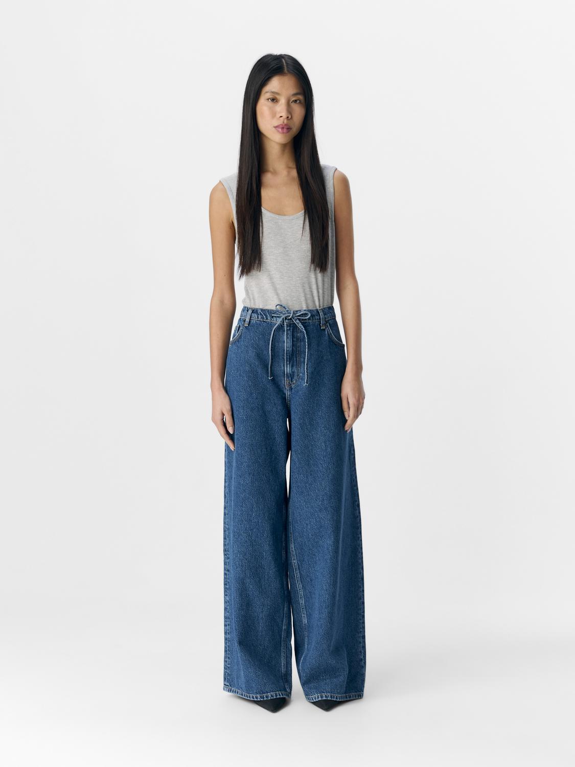 model_shot-front_full